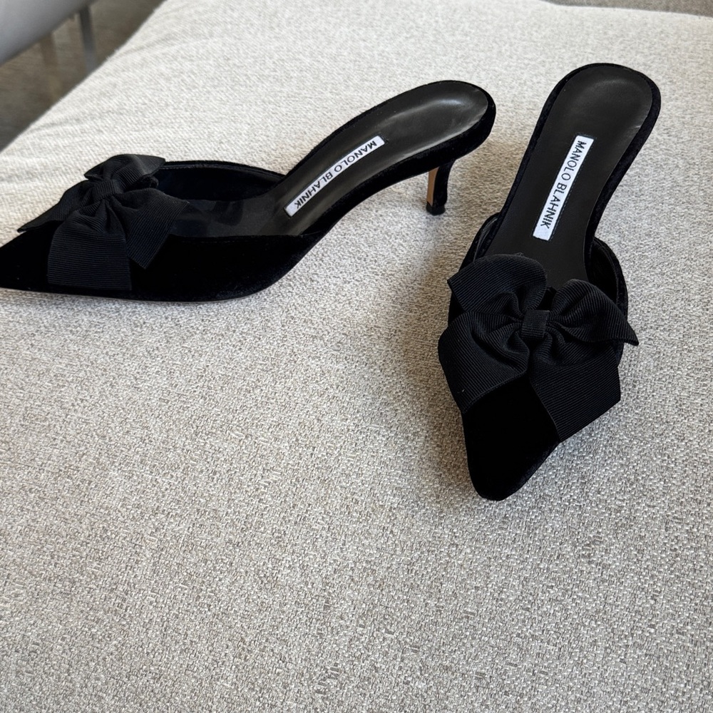 Manolo Blahnik Black Velvet Bow Pointed-Toe Kitten Heel Mules